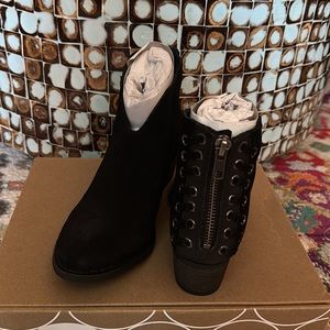 🖤 Journee Arika Ankle Bootie 🖤